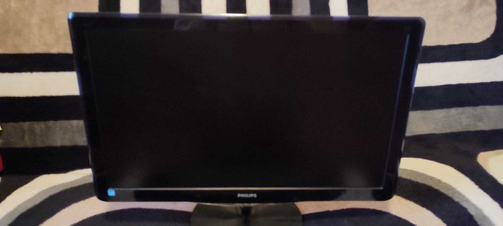 PC i5-10400F 2.90  GHz NVIDIA GTX 550 Ti Monitor LED Philips 23.6"