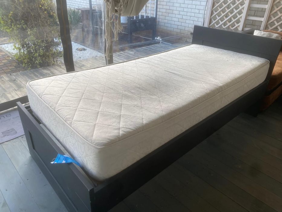 Продам кровать с матрасом