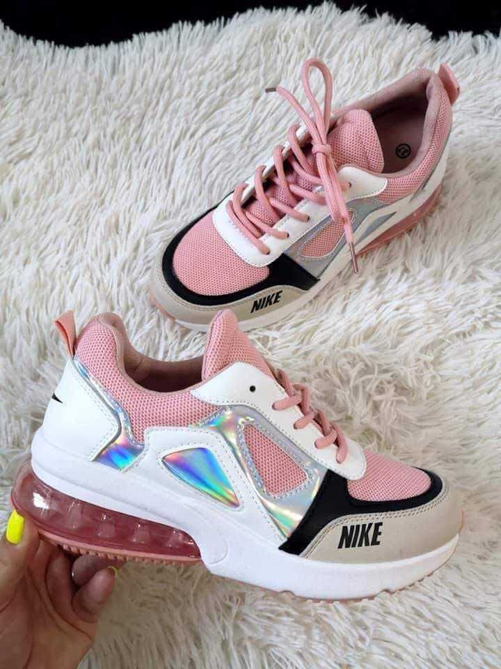 Дамски маратонки Nike