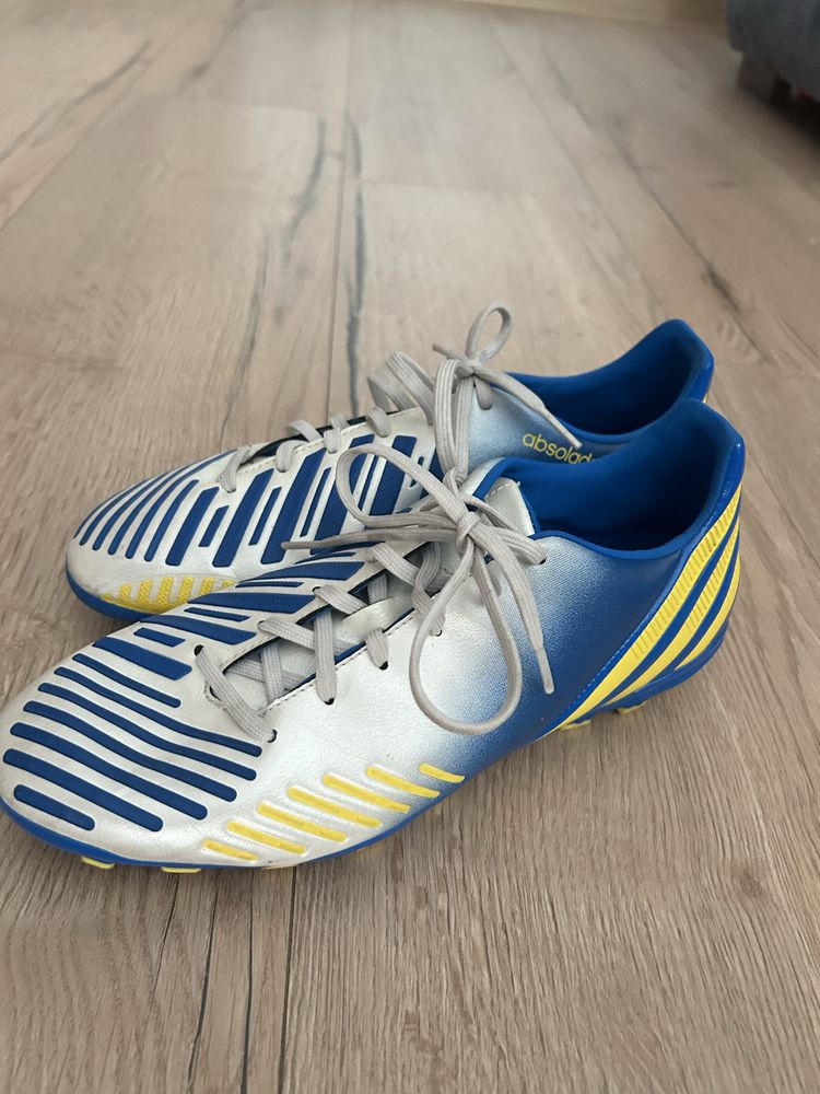 Бутонки Adidas.