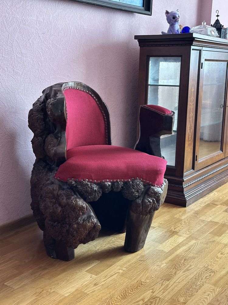Антикварное кресло из дерева