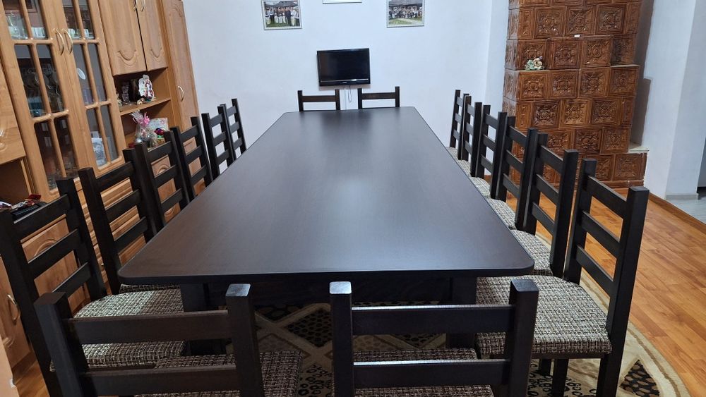 Masa cu scaune la comanda