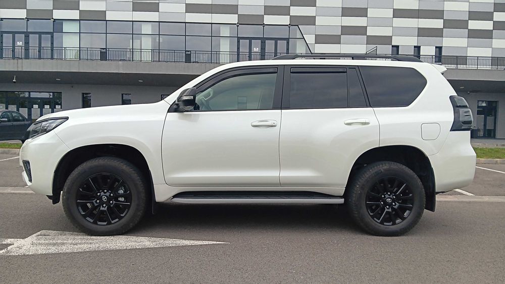 Toyota Land Cruiser 2.8l D4 204CP Luxury Black Matte Edition 7 locuri
