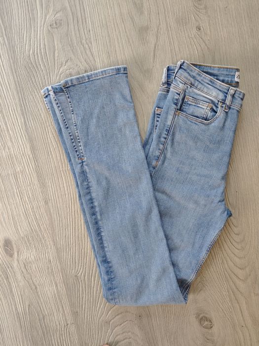 Различни модели дънки Zara