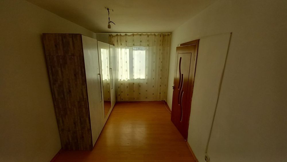 Vând apartament cu 2 camere,semidecomandat etaj 4 accept și schimb .