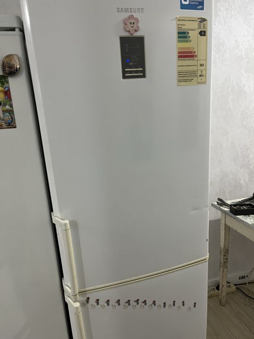 Продам холодильник , шкаф гардеробный , микроволновку, шкаф