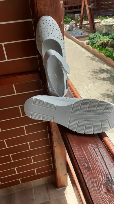 De vanzare pantofi perforați, din piele naturală.