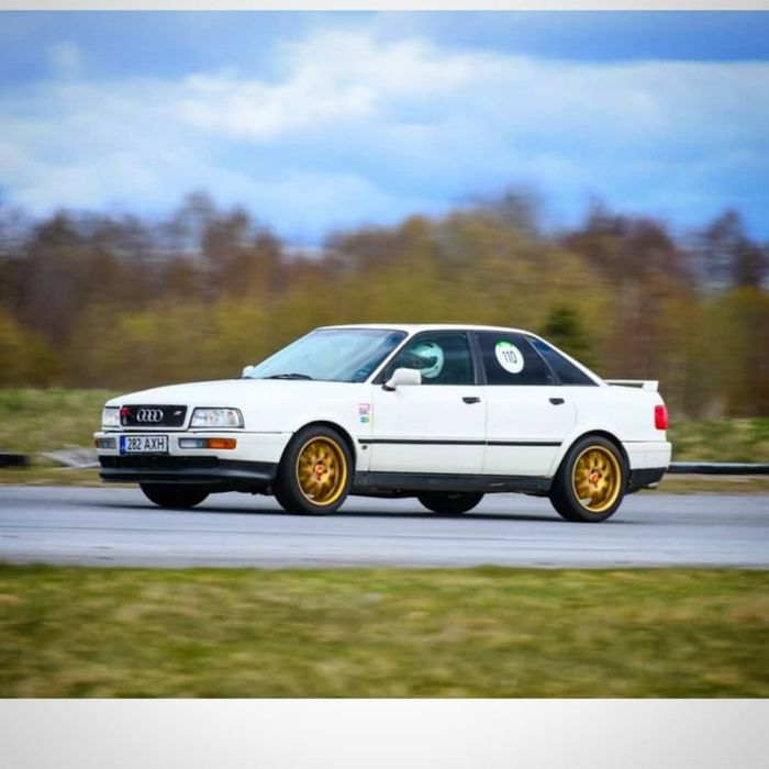 Срочно продам Audi 80 B4