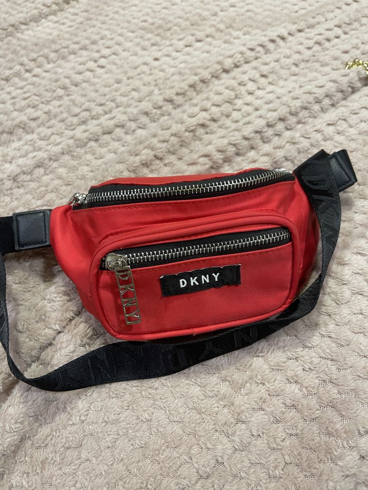 Чанта DKNY през кръст