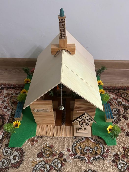 Vând macheta bisericuță din lemn,stare impecabila.