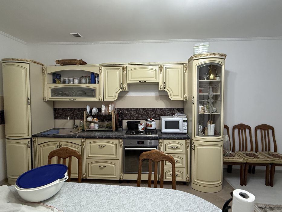 Кухонный гарнитур вместе с плитой