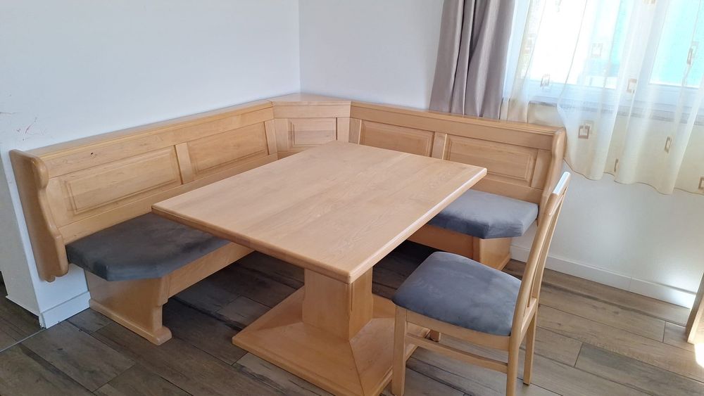 Coltar bucatarie cu masa și scaun