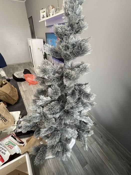 Снежна коледна елха