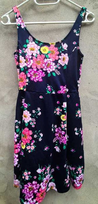 Rochie H&M neagră cu imprimeu floral, talie înaltă, mărime XS/34