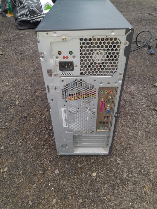 De vânzare calculator și monitor