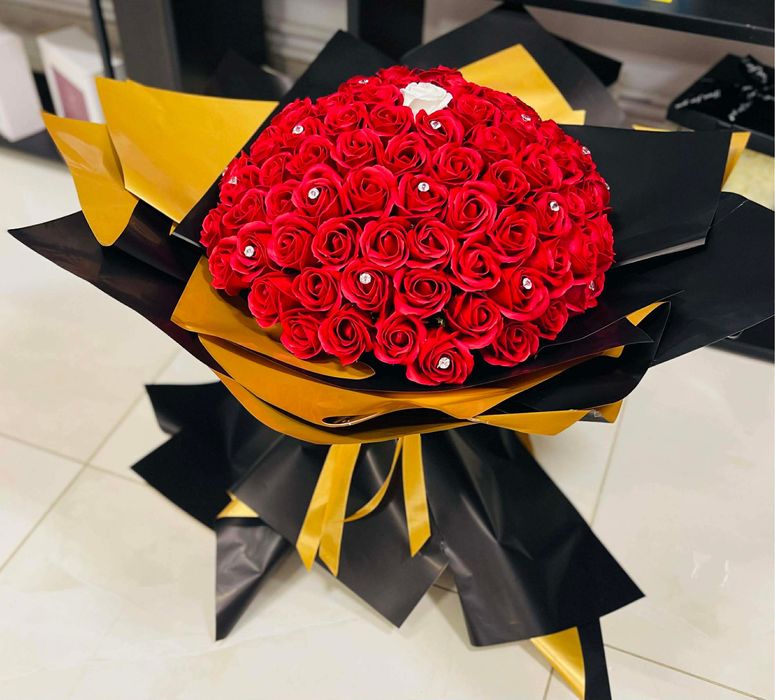 Buchete 101 trandafiri/Ornament trandafiri/flori cadou Super