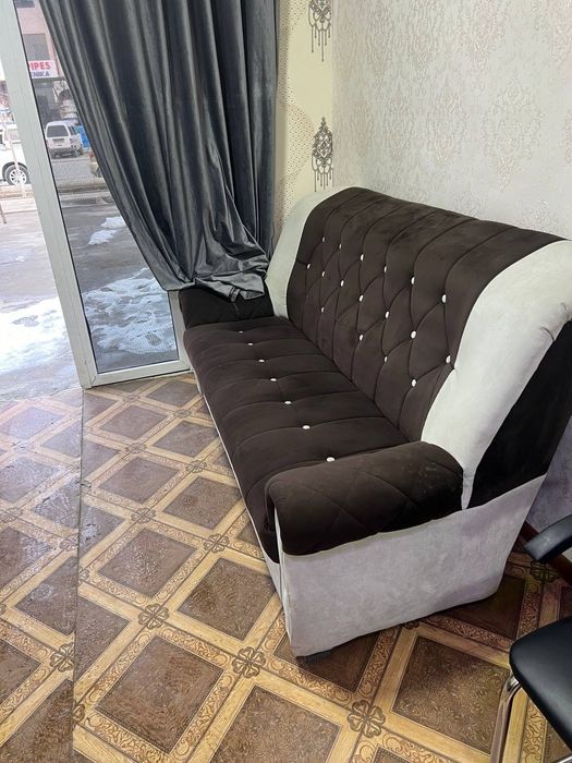 Uy yoki magazinlar uchun divan