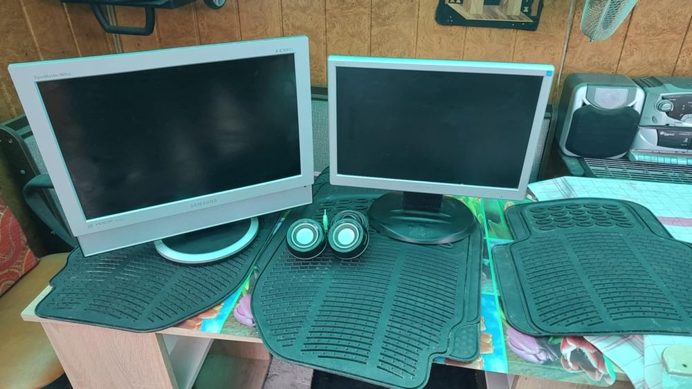 Vând două monitoare+ boxe