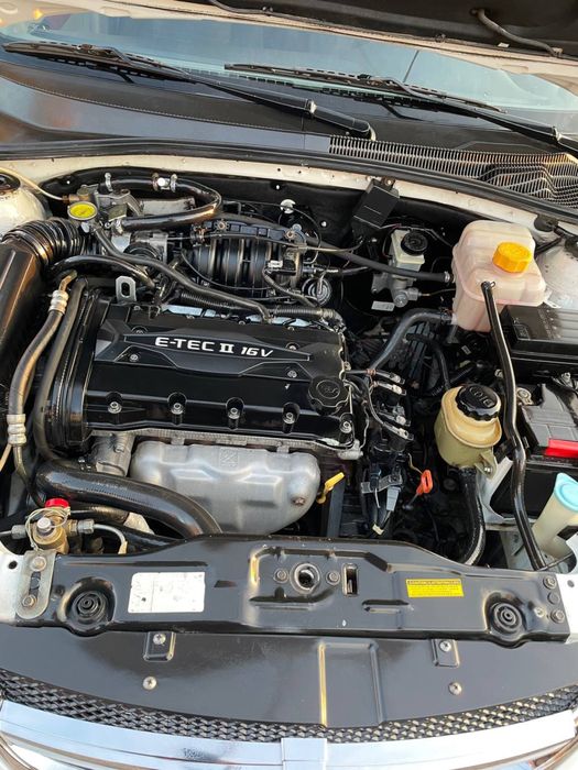 Lacetti 1.6 sotiladi.