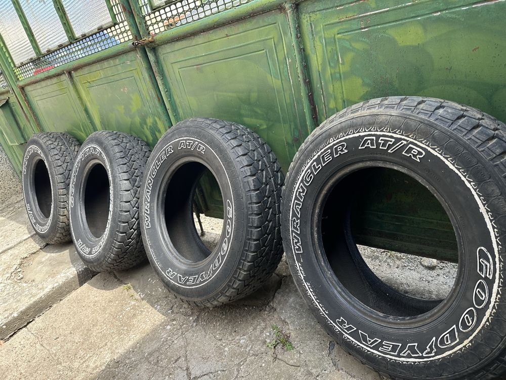 Гуми за джип R15 A/T