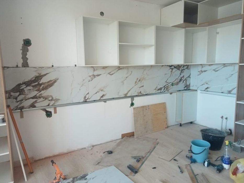 Услуги профессионального кафельщика, фартуки из керамогранита!