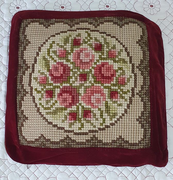 Vând fete de pernă decorative lucrate manual.