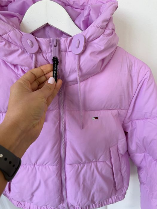 Зимно късо яке Tommy Jeans в лилаво