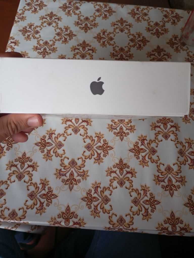 Коробка от планшета Apple