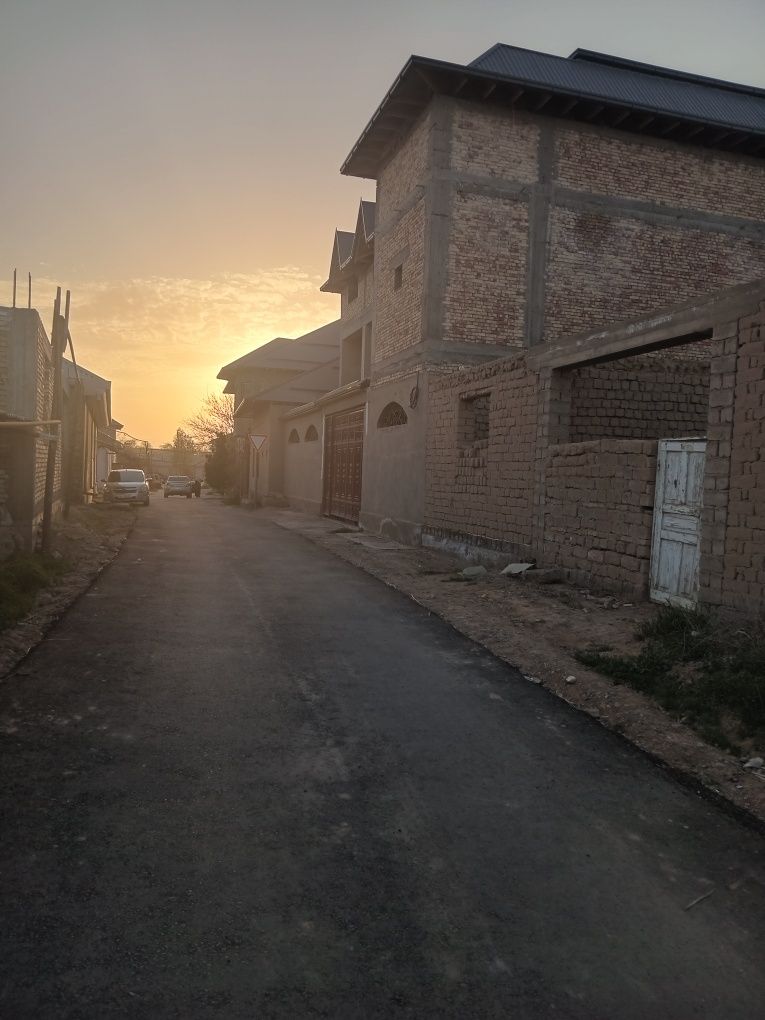 Hovli uy sotiladi