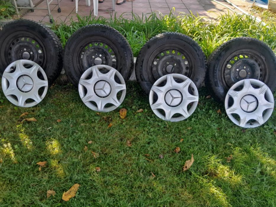 Зимни гуми с джанти и оригинални тасове за мерцедес