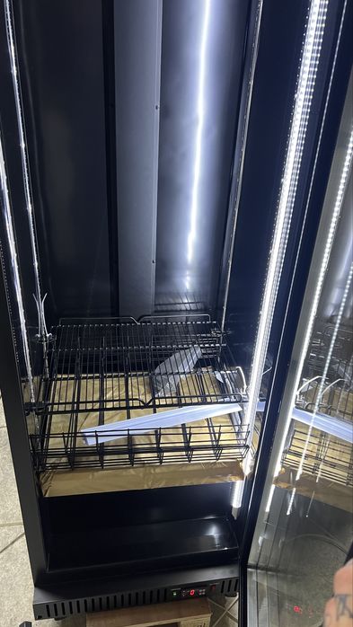 Vitrina frigorifica noua verticala cu usa din sticla completa