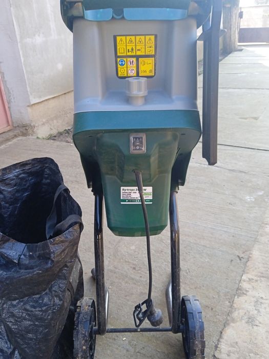 Vând tocătoare și resturi vegetale