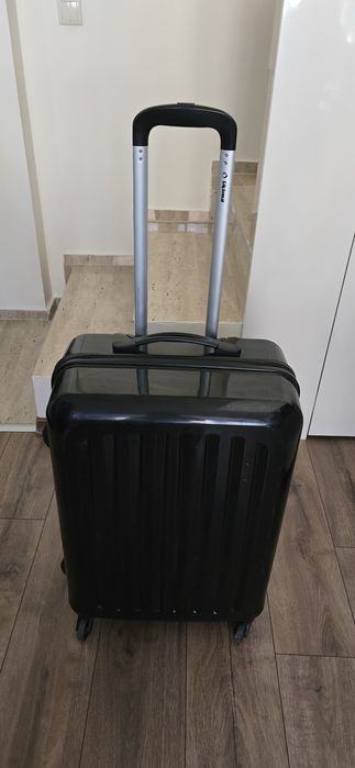 Черен пластмасов куфар