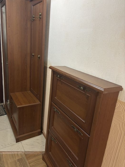 Срочно!  Дешево! Шкаф в прихожую и обувница , стол ,кровать Белоруссия