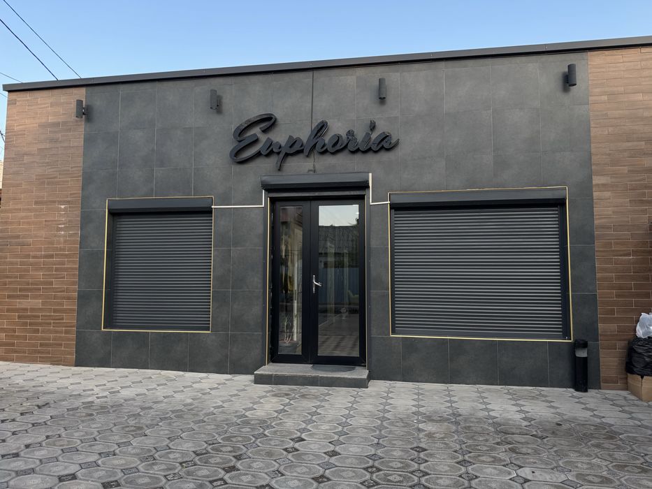 Кушетка в кабинете для мастера по лами или наращиванию ресниц