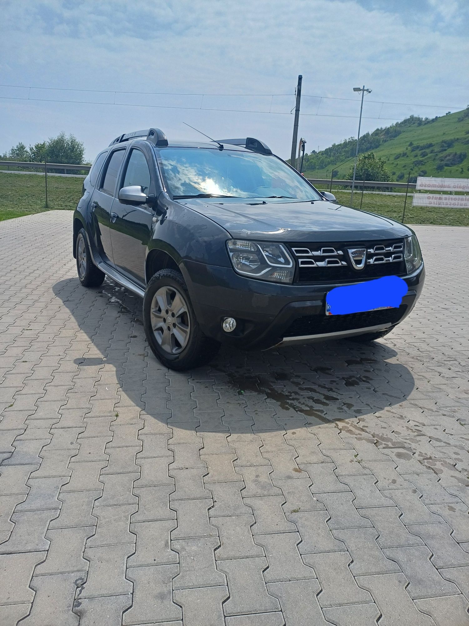 Vând s-au schimb Dacia Duster