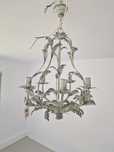 Lustra din metal cu un design deosebit
