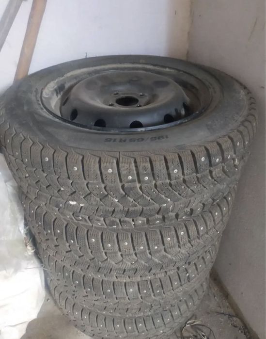 Продам комплект зимних шин в сборе 195/65/15