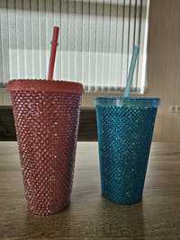 Пластмасови чаши и бутилки за вода с камъни