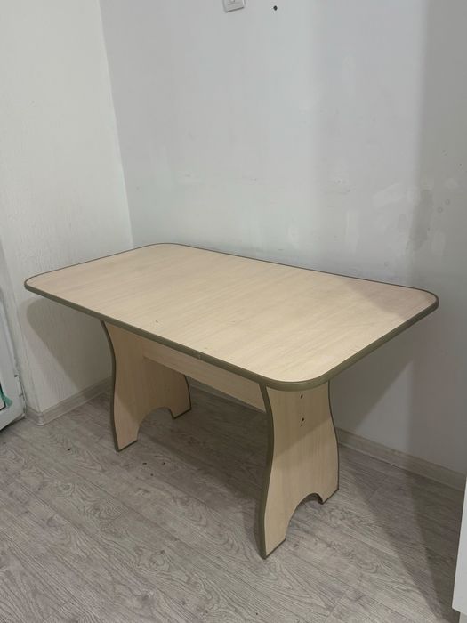 Столик на кухню, малений и удобный идеально подойдет для кухни