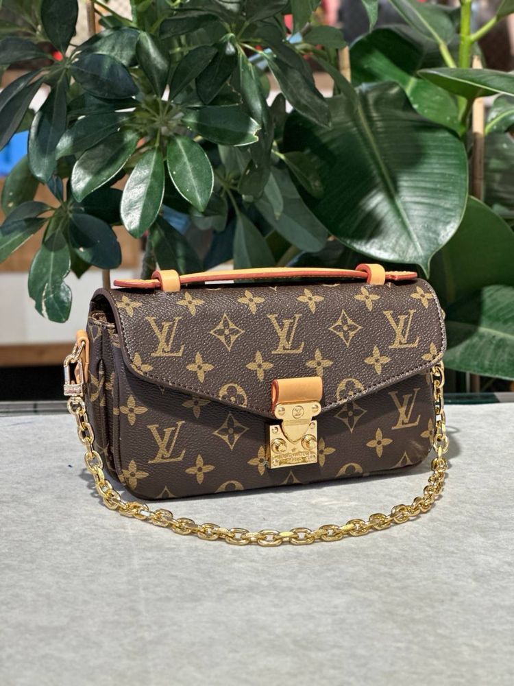 Geanta Louis Vuitton Noua !!! Dimensiuni 22/13 !!!