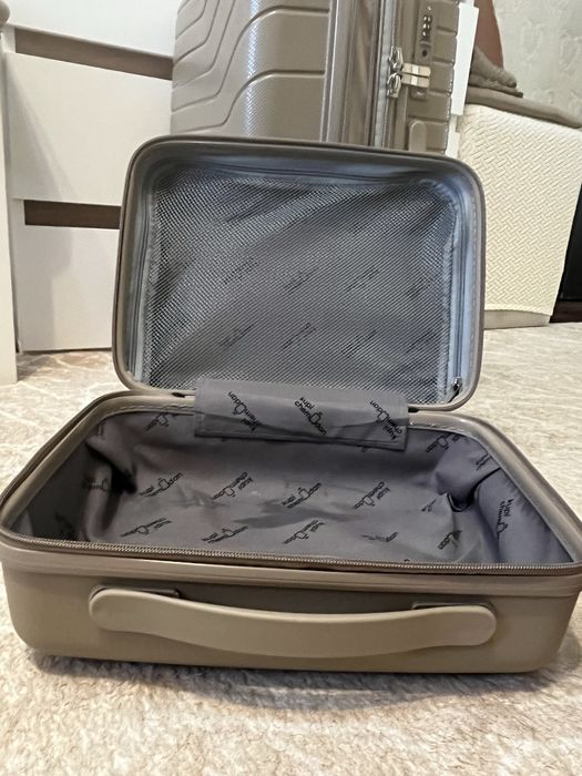 Чемодан полипропиленовый