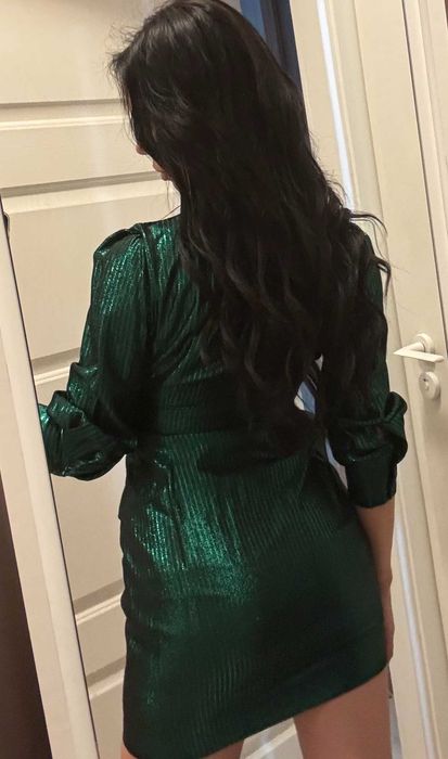 Зелена рокля с лъскави частици