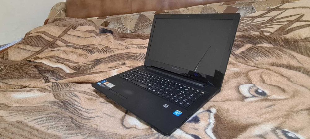 Laptop Lenovo cu procesor Celeron N2840,8 Gb RAM si SSD de 120 Gb