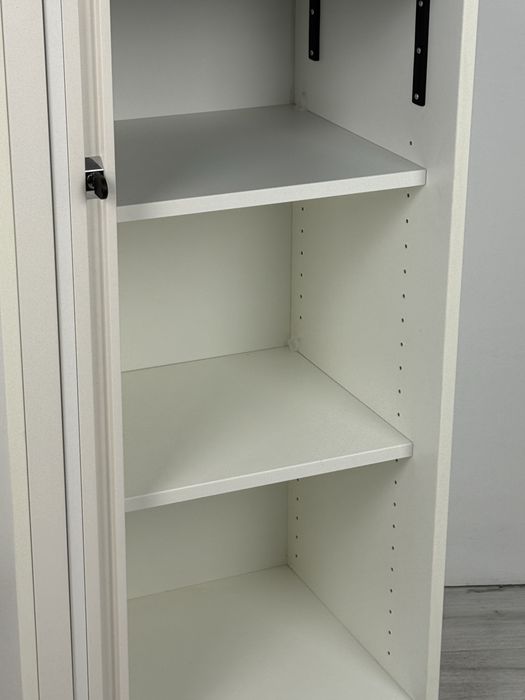 Практичен и компактен шкаф с подвижни колелца, обзавеждане