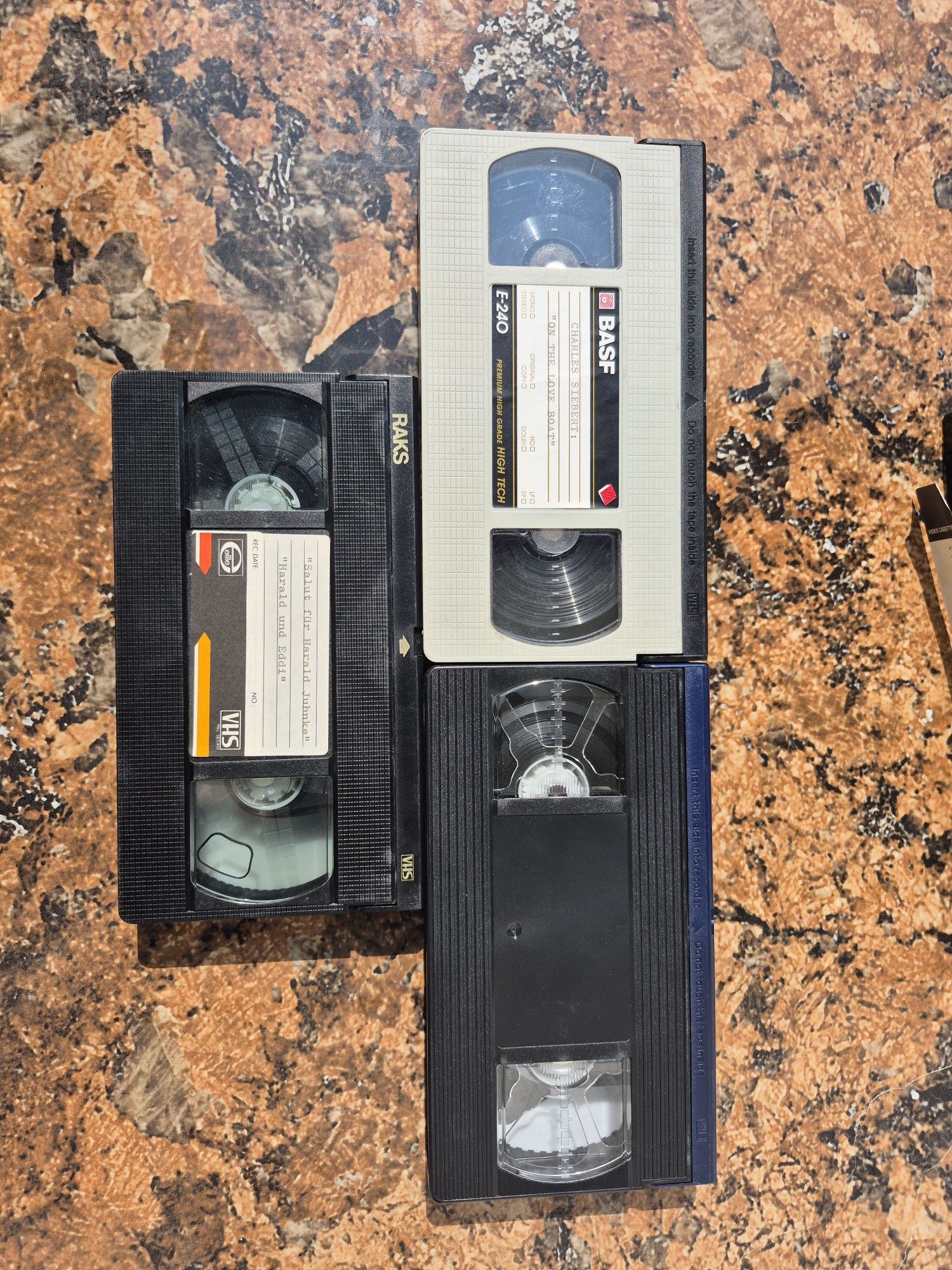 Vând 18 casete video VHS originale colectie filme acțiune, drama, sf