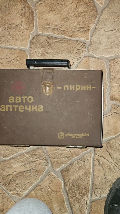 Продавам ретро аптека за лек автомобил