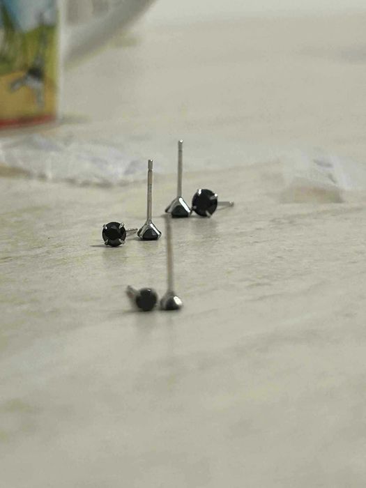 Обеци масивно сребро и черен камък цирконий   с винт .