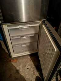 Хладилник с фризер Simens в добро техническо и визуално състояние.