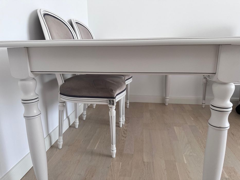 Masă de living extensibilă și scaune cu stofă